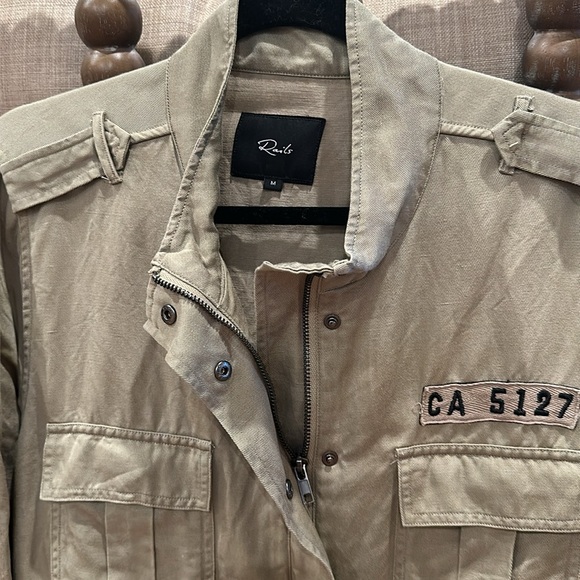 RAILS Linen adjustable jacket size medium, with military motif apliques - Picture 2 of 11